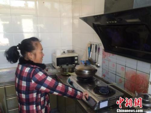圖為居民用燃?xì)庠钭鲲??！±钔ヒ?攝